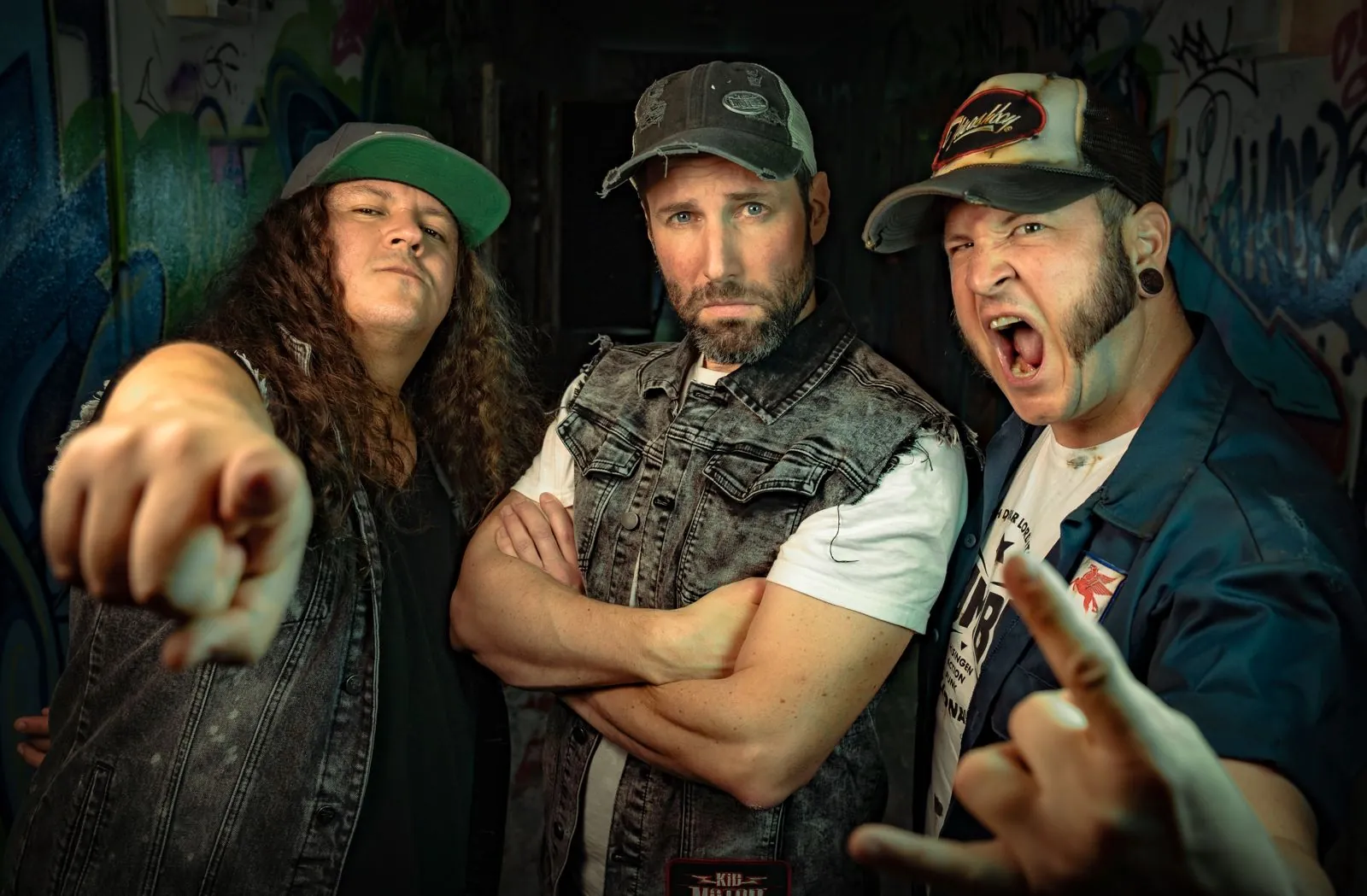 Bandfoto von Kid Motor, der Punk-n'-Roll-Band aus Luzern: Febu, Piru und Chregu